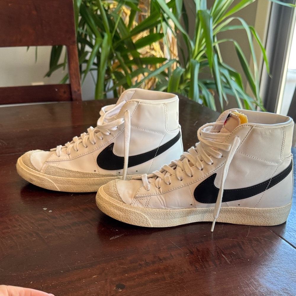 Nike Blazer mid 77  High-Top Sneakers - 8.5 white  and Black Amazing condition!